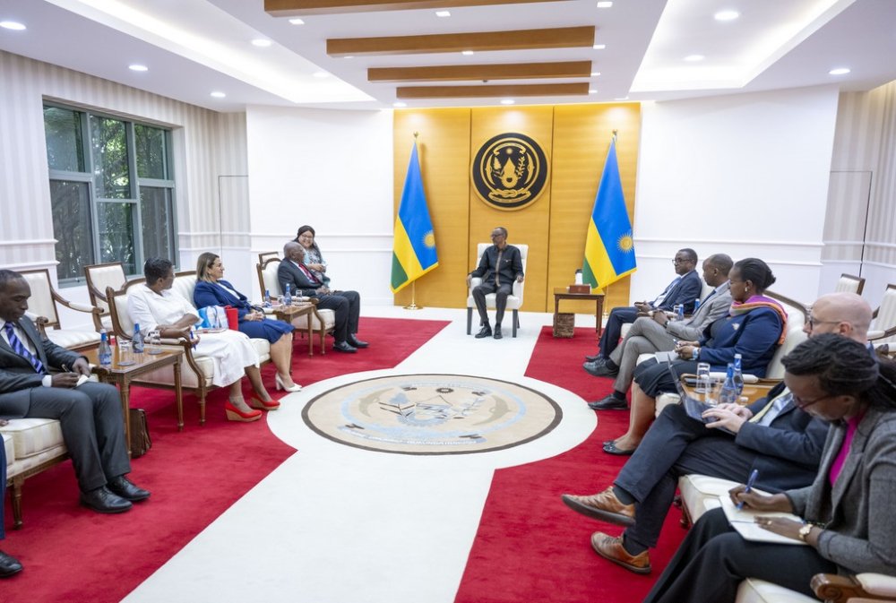 President Paul Kagame met with Cuban Vice President Salvador Valdes Mesa and his delegation at Urugwiro Village on Monday.