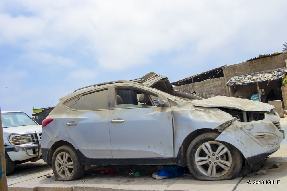 It is very rare to walk 100 meters without seeing a worn-out car in Dakar