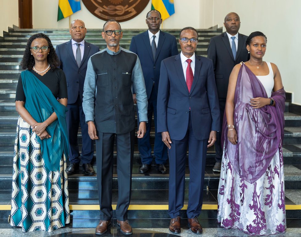 Newly sworn-in leaders in a group photo with President Kagame and other senior government officials. 