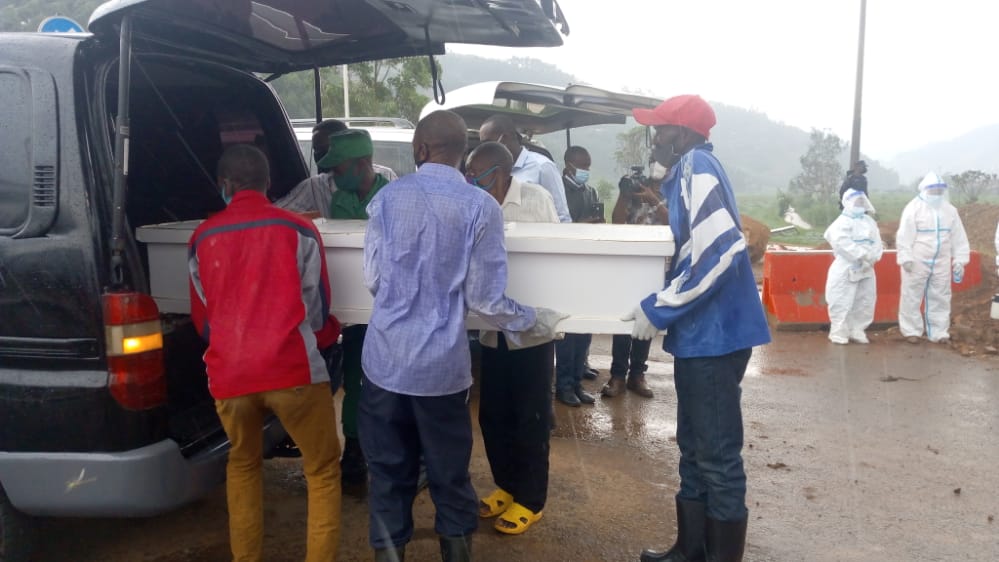 Deceased Rwandans have been received by the mayor of Gicumbi district, Felix Ndayambaje and relatives.