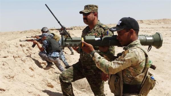 Iraqi soldiers with new US-made weapons take positions at the front line against ISIL in August 2015