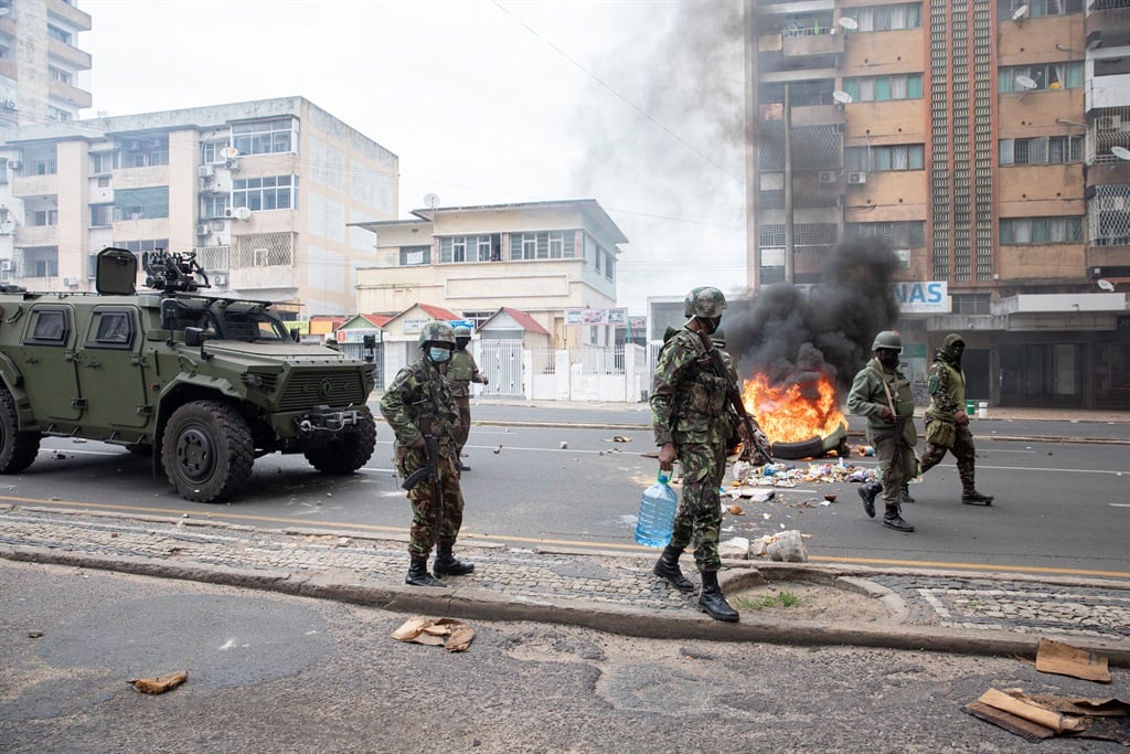 Soldiers on Eduardo Mondlane Avenue in Maputo during demonstrations on November 7, 2024.
