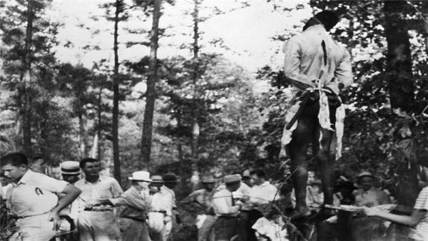 A photo from 1938 shows the lynching of a black man in Ruston, Louisiana state