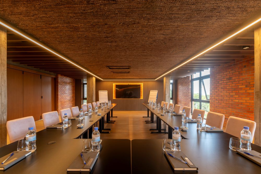 The hotel’s meeting and event spaces offer modern projection systems and theatre-style seating for up to 60 guests, with adjacent areas that can accommodate cocktail receptions for 120 people.