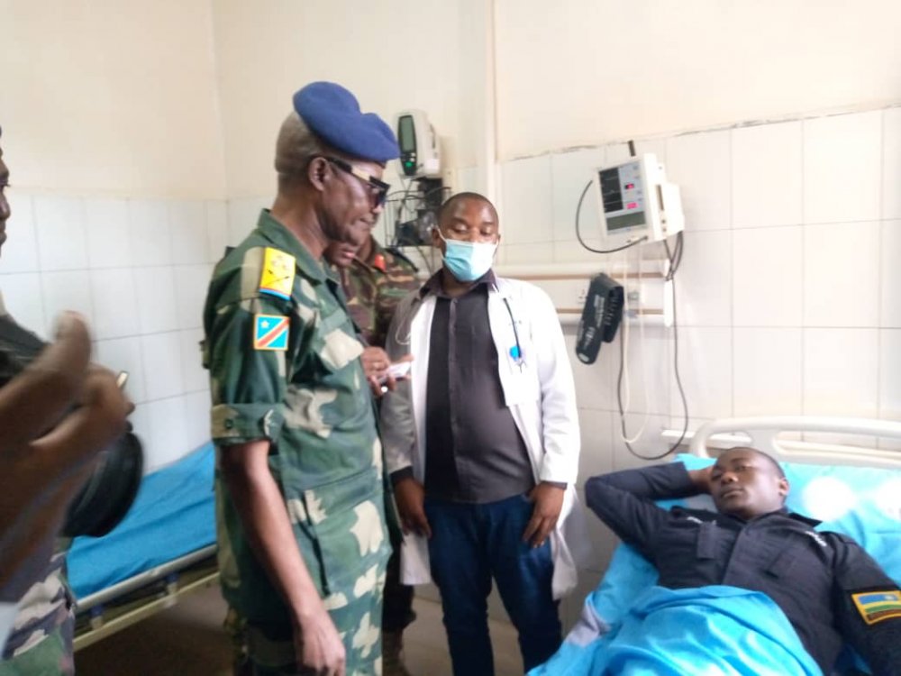 FARDC soldier visiting Rwandan policemen injured by Congolese soldier. 