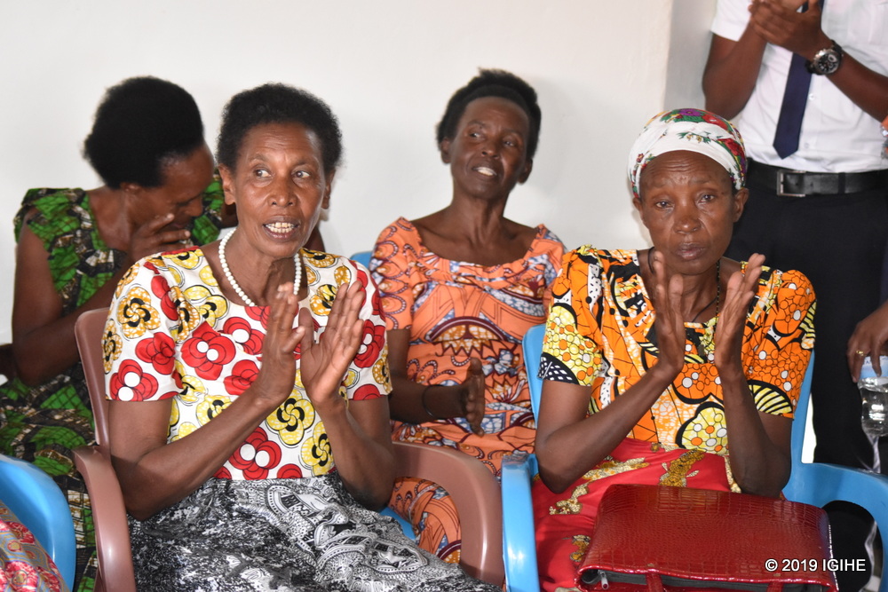 Akagera Aviation also visited the village of genocide widows who received donations from aviation students.