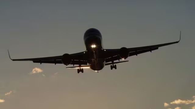 Iran on Wednesday announced the closure of its airspace in the country's central and western parts to international transit flights after having reopened it five days ago.