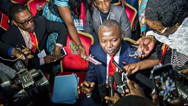 Vital Kamerhe, President of the opposition Citizen Front (Front Citoyen, UNC) party (C) speaks to the media during the opening of a Congolese "National Dialogue" in the Democratic Republic of Congo's capital Kinshasa, Sept. 1, 2016.