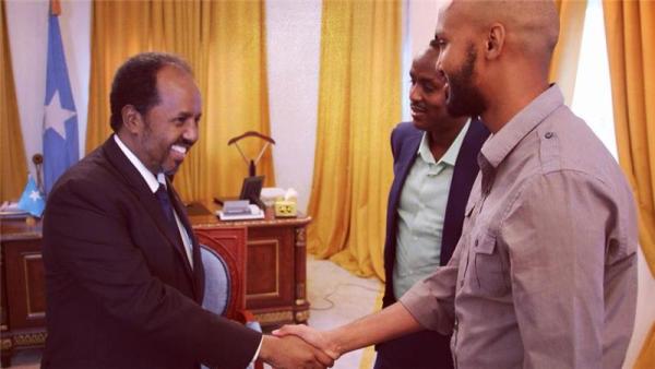 President Hassan Sheikh Mohamud shakes hands with Al Jazeera's journalist in September 2014 at the Presidential Palace
