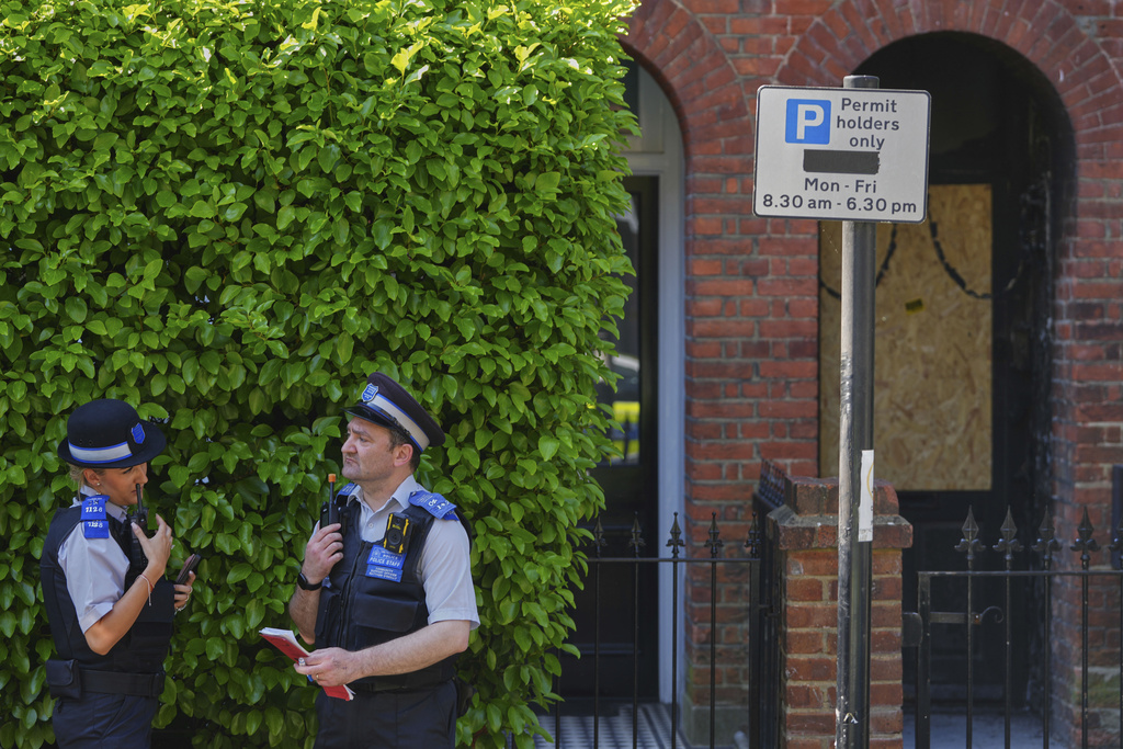 Police Community Support Officers stand near the fire damaged doorway of a house belonging to British Prime Minister Keir Starmer in Kentish Town in London on May 13, 2025. (PHOTO / AP)