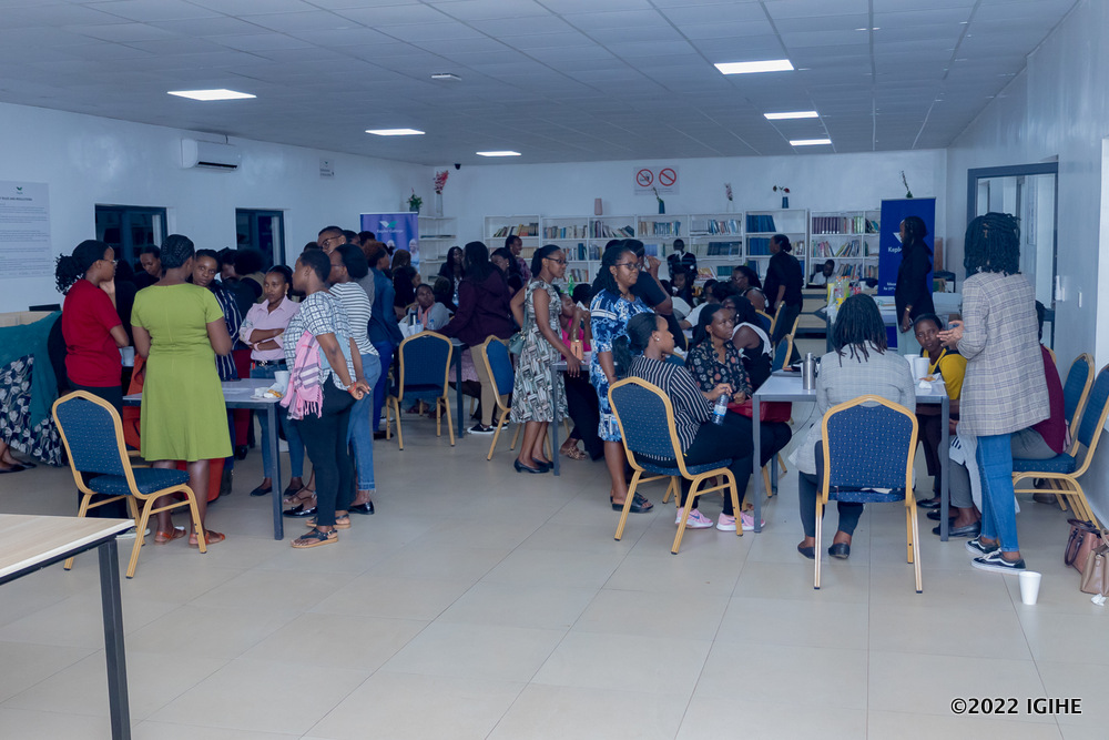 Groups of discussions were organized depending on participants' areas of interests.