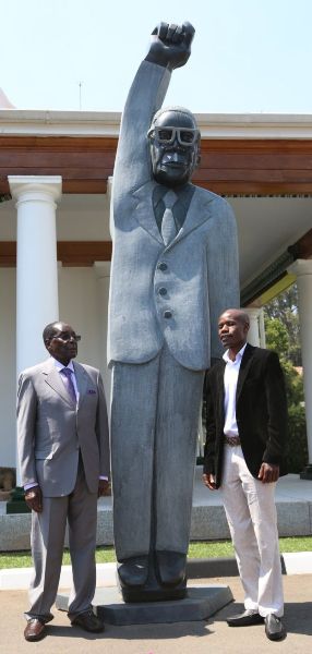 The sculptor (right) presented the president with his image of him
