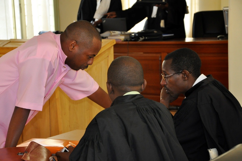 Kizito Mihigo in speaks to his advocates in High Court in 2015