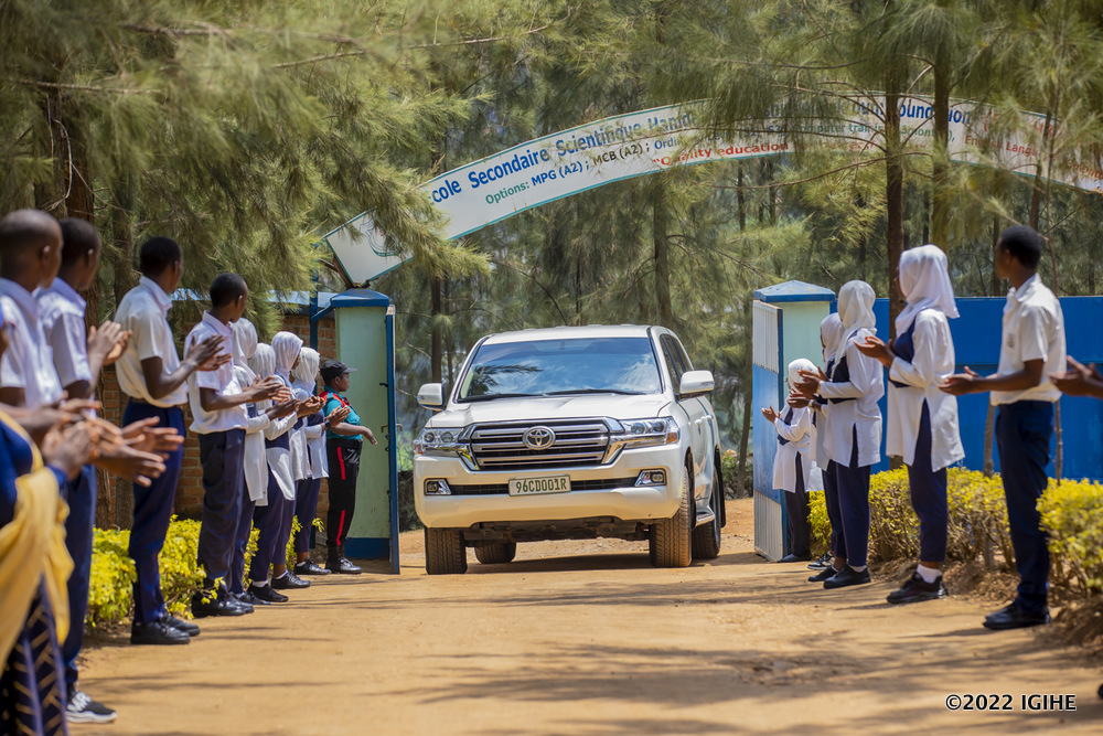 Students welcoming Amb. Alqahtani at Hamdan Bin Rashid Kimisange Secondary School for Sciences. 