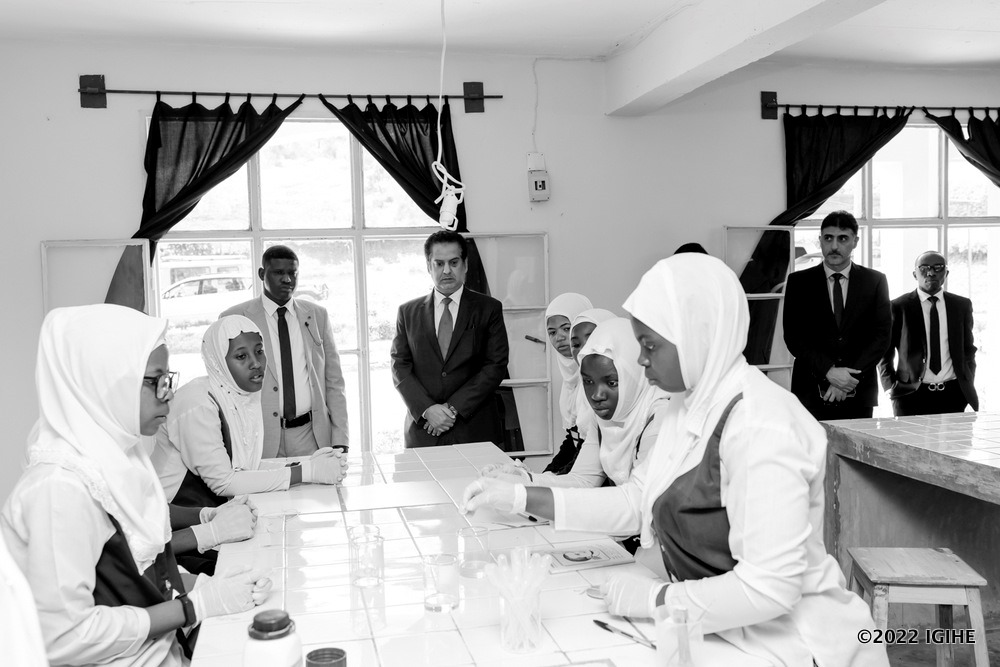 Amb. Alqahtani touring the school's laboratory. 