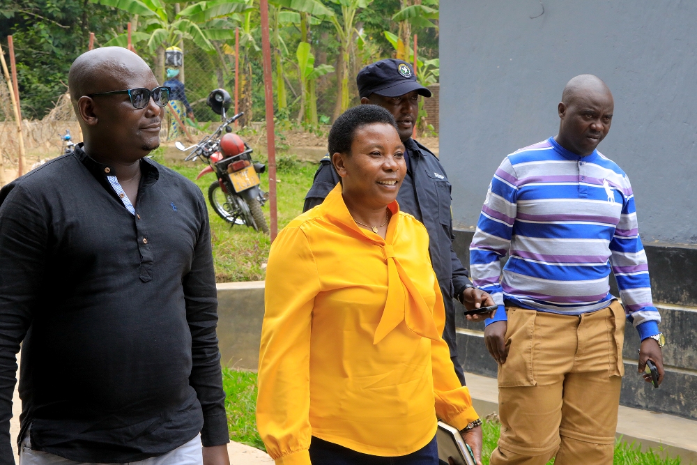 Local leaders arriving at the event's venue. 