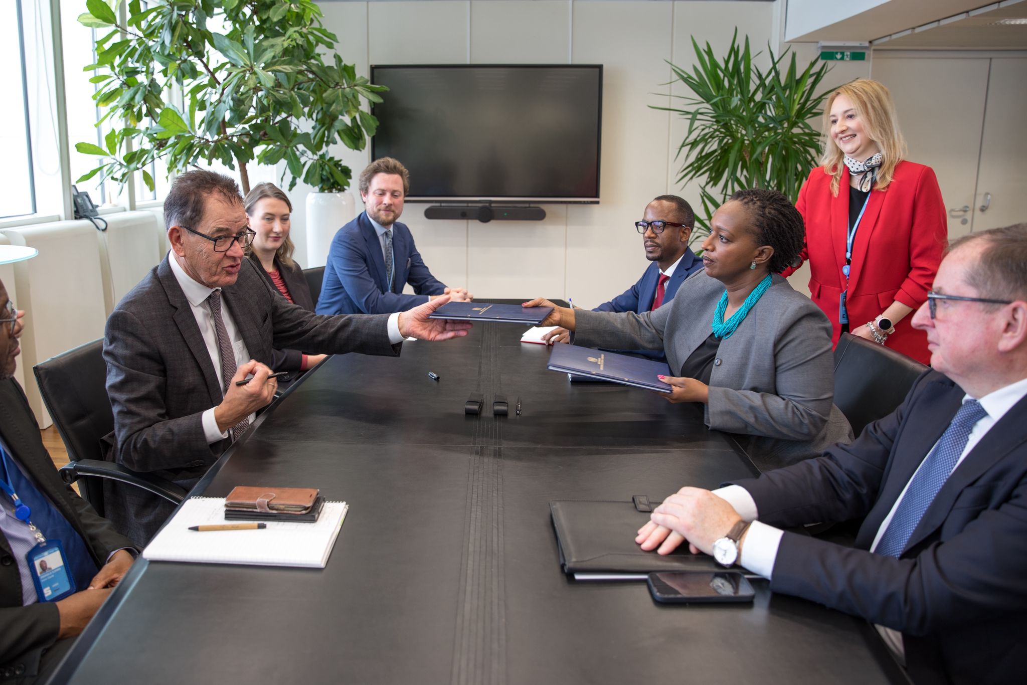 The signing ceremony took place between UNIDO Director General Gerd Müller and Rwanda’s Permanent Representative to UNIDO, Ambassador Urujeni Bakuramutsa, in the presence of Poland’s Head of Mission to UNIDO, Ambassador Marek Szczygieł, and officials from Poland’s Ministry of Economic Development and Technology.