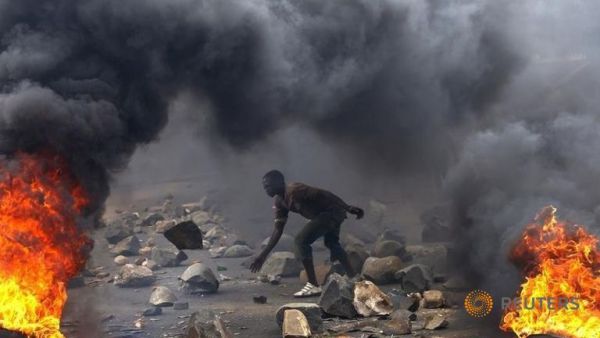 A protester sets up a barricade during a protest against Burundi President Pierre Nkurunziza and his bid for a third term in Bujumbura, Burundi, May 22, 2015.
