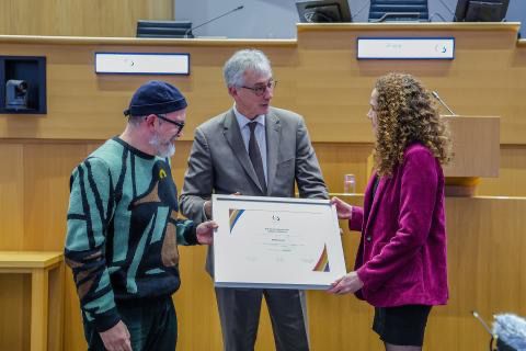 Journalists Hélène Annet and Yvan Gorré received the award at the Brussels Parliament.