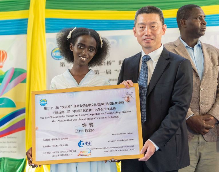 Chinese Ambassador to Rwanda, Wang Xuekun awarding of winners. 