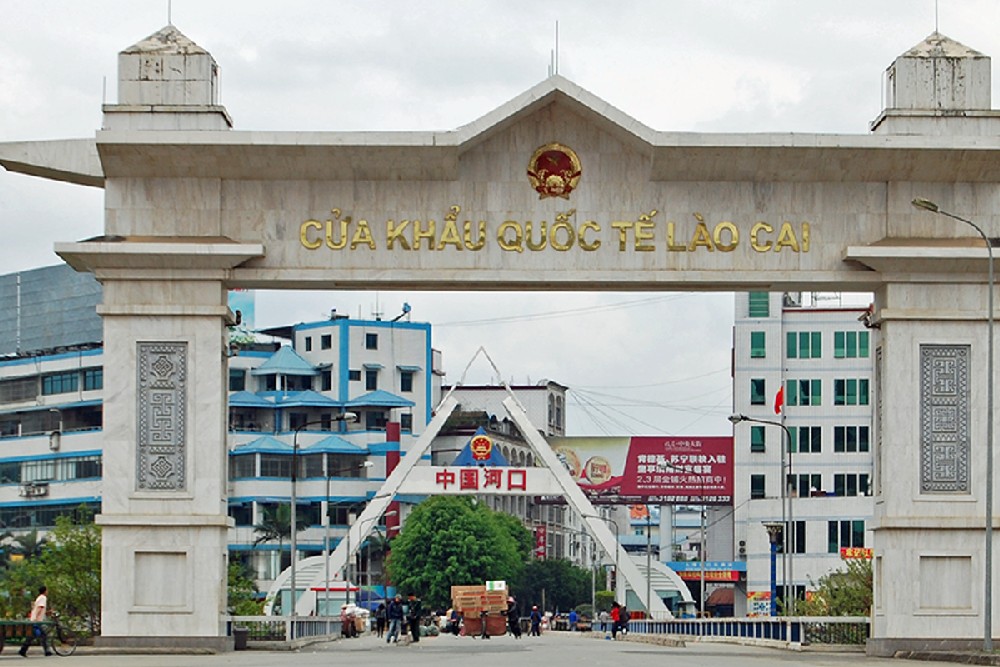 A bustling border crossing in Hekou County connects Yunnan with Vietnam