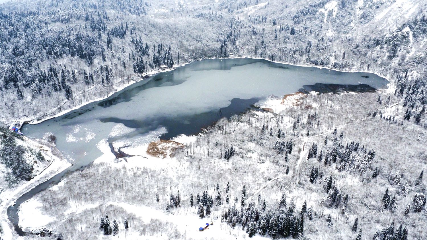 A quiet path blanketed in snow near Mount Qingcheng, perfect for peaceful winter hikes and photo-worthy moments.