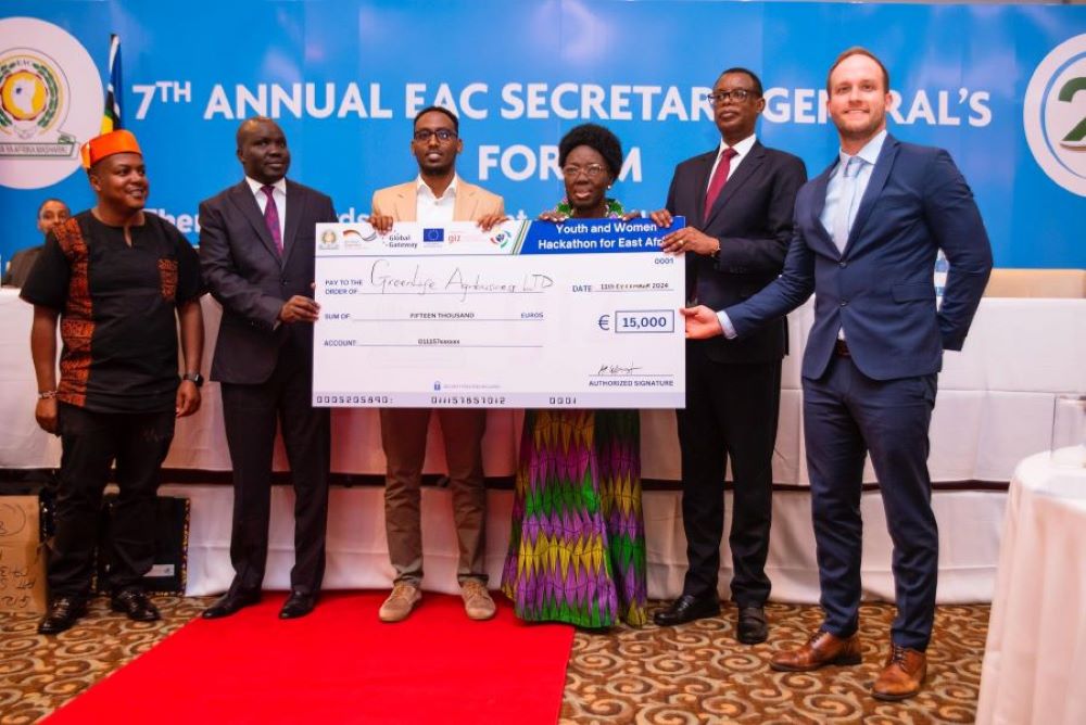 Officials from EAC member states who participated in the forum awarding one of the winners. Rwanda was represented by the Minister of State for Foreign Affairs in charge of Regional Cooperation, Gen (Rtd) James Kabarebe (second from right).