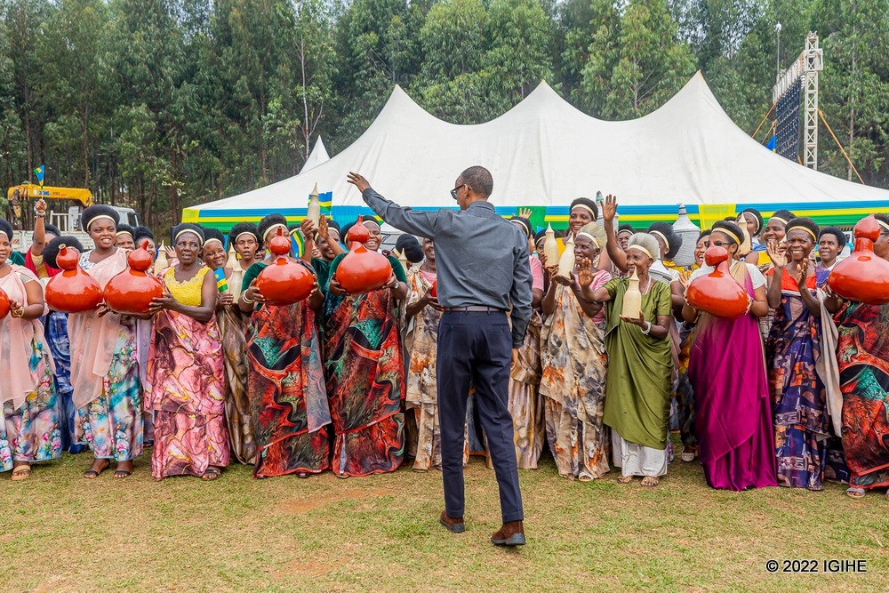President Kagame greeting mothers who turned at Kagano playground to welcome him with milk chunks and traditional calabashes. 