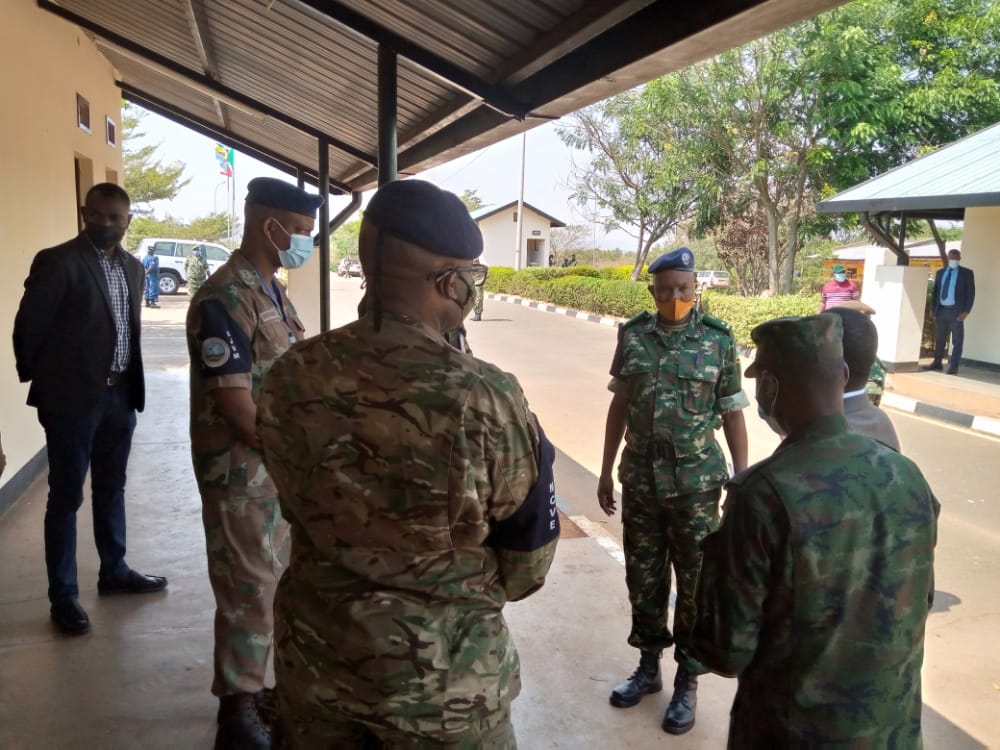 Security officials from both countries during discussions at the handover of arrested militants.