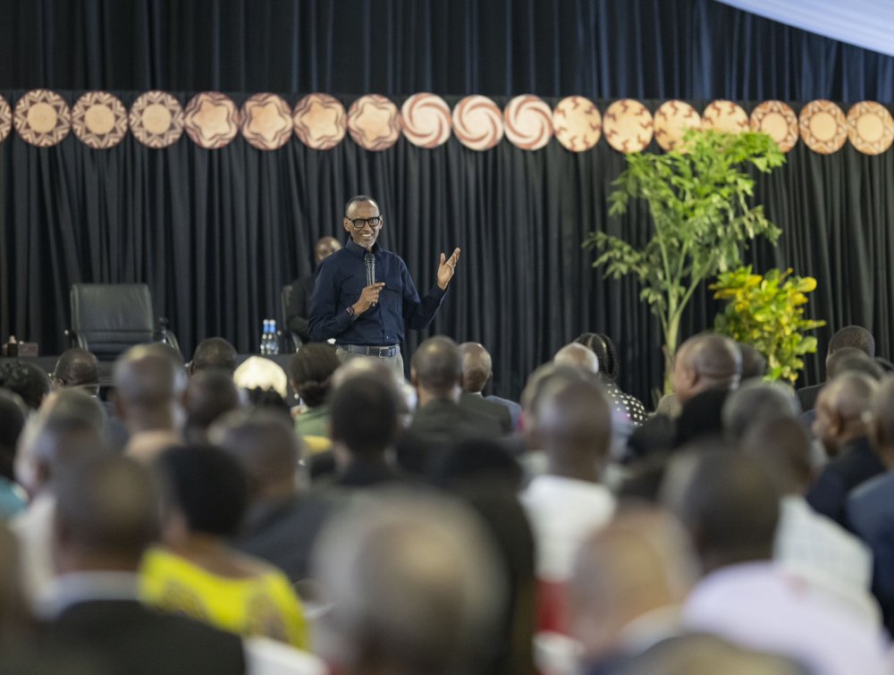 President Kagame interacting with opinion leaders from Western and Northern Province.