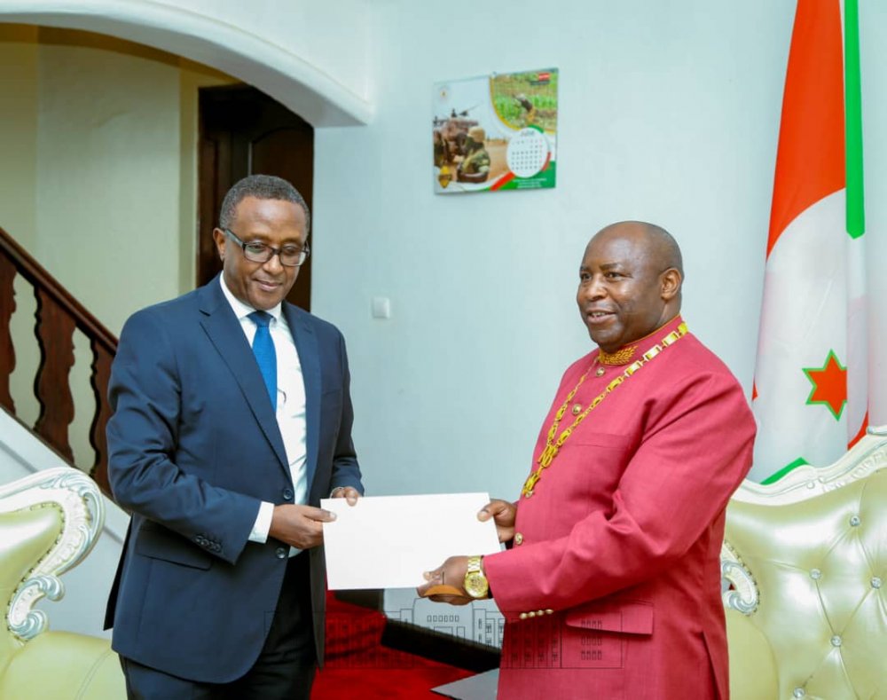 Minister Biruta delivering a message from President Kagame to his counterpart of Burundi.