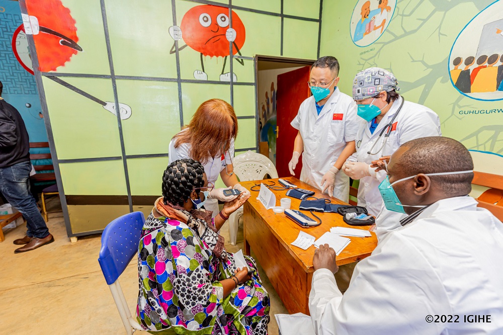 The Chinese team is working closely with the local medical staff. 