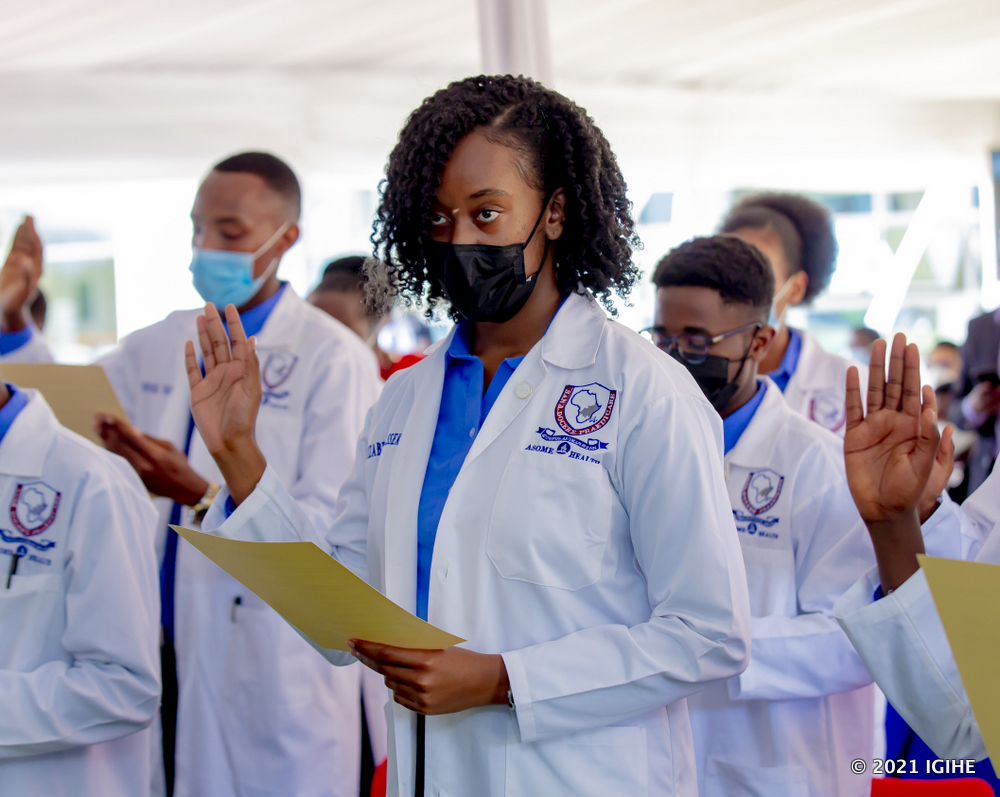Students also took oaths to join the medical profession.