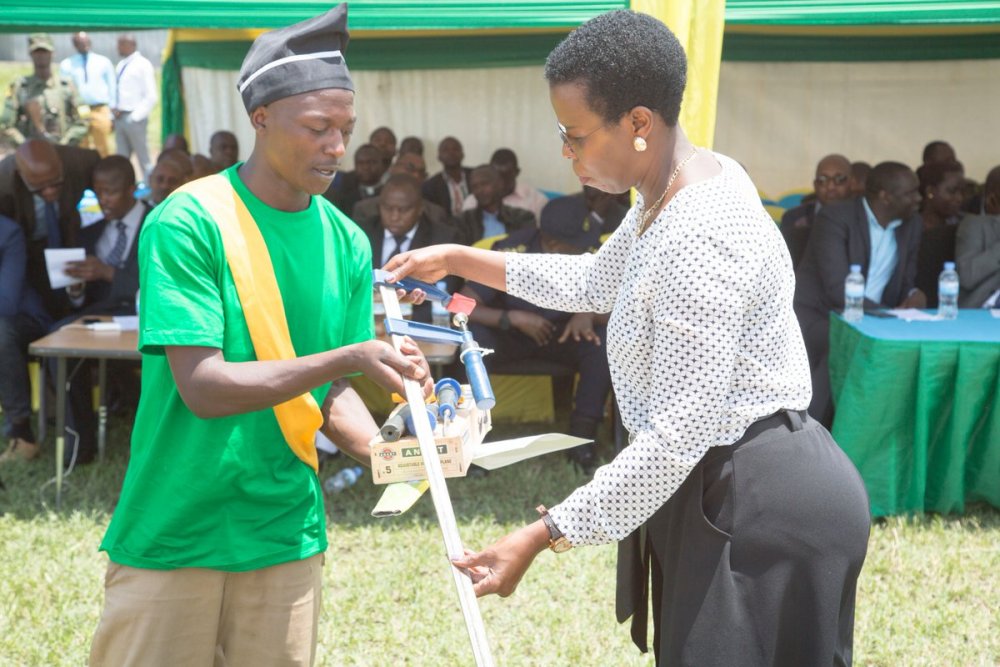 The 905 graduates were called to uphold personal and national dignity, as they take advantage of putting to use the knowledge and skills they acquired during their rehabilitation process.