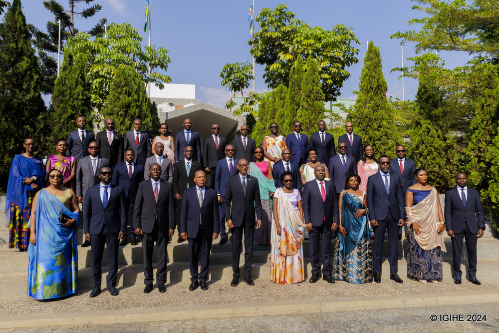 21 Rwandan ministers and nine ministers of state in a group photo with President Kagame after taking their oaths of office. 