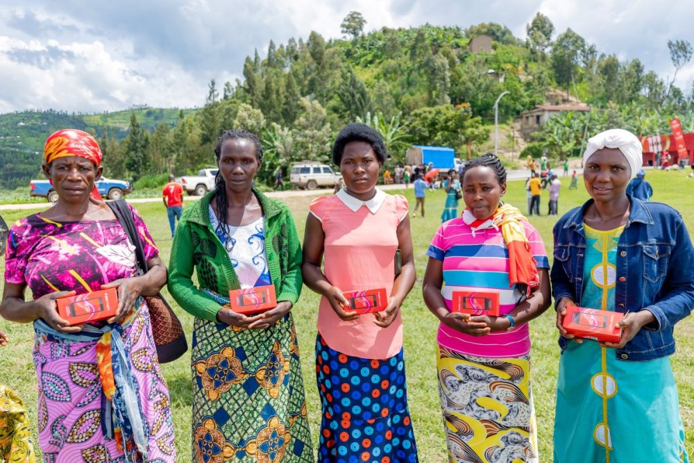 Customers purchasing the smartphone will pay Rwf1000 monthly for free calls to all lines and 1GB of daily internet usage.