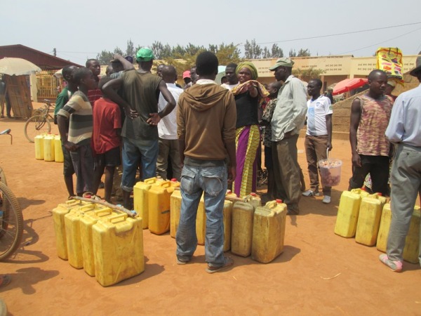 Rweru residents buying water in Batima center 