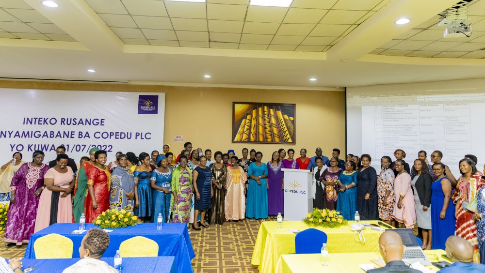 Representatives of shareholders in a group photo after attending the meeting. 