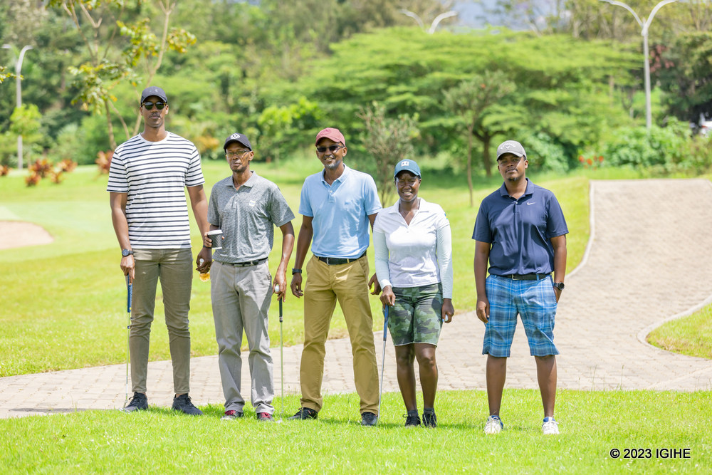 Golf helps players to relieve stress.