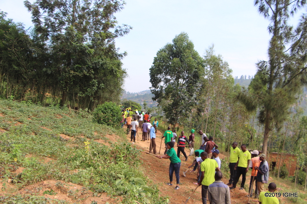 Kigali Bus Services (KBS) staff took part in community work (Umuganda) with residents of Rugendabari, Nyarugenge District
