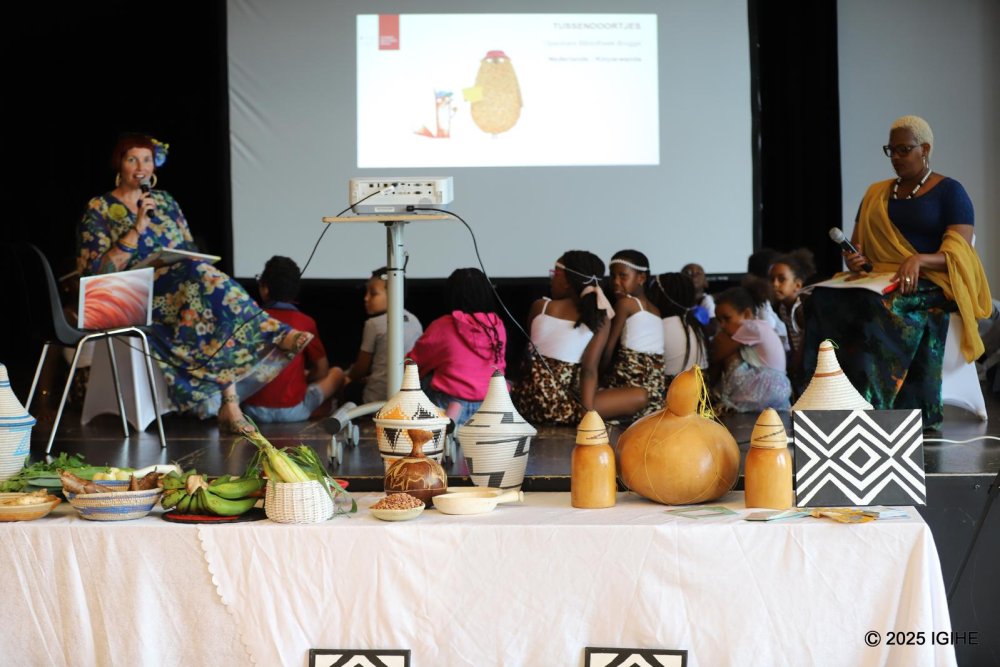 Children were addressed in both Dutch and Kinyarwanda, and were told short stories rooted in Rwandan culture.