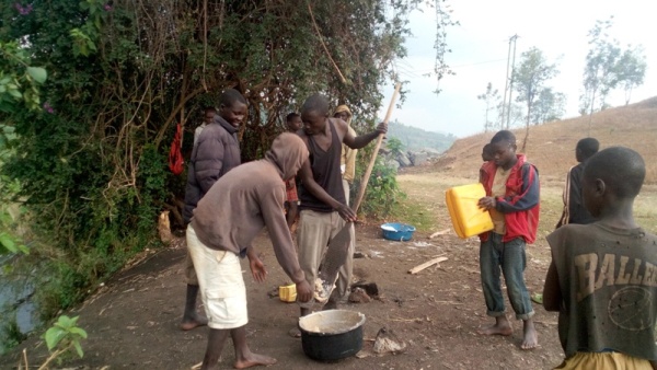 Nyamasheke children receiving cassava bread from fishers