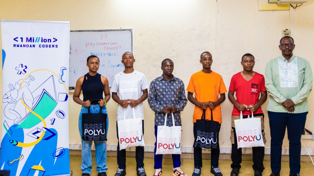 Outstanding students received various prizes.