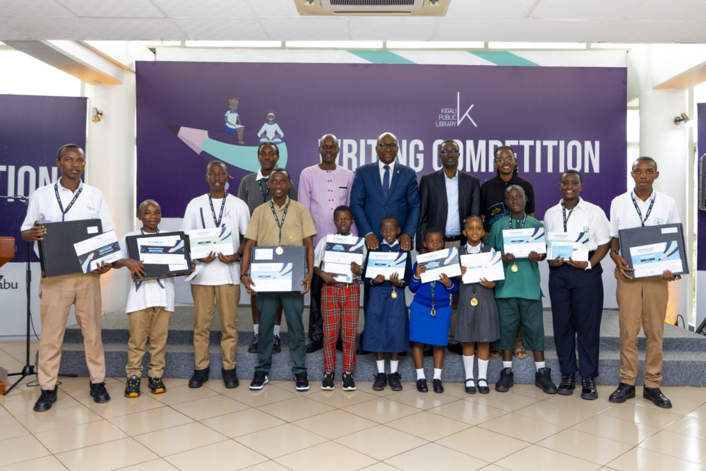 Outstanding students received laptops.