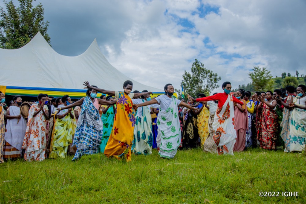 It was glamour as farmers received certificates. 