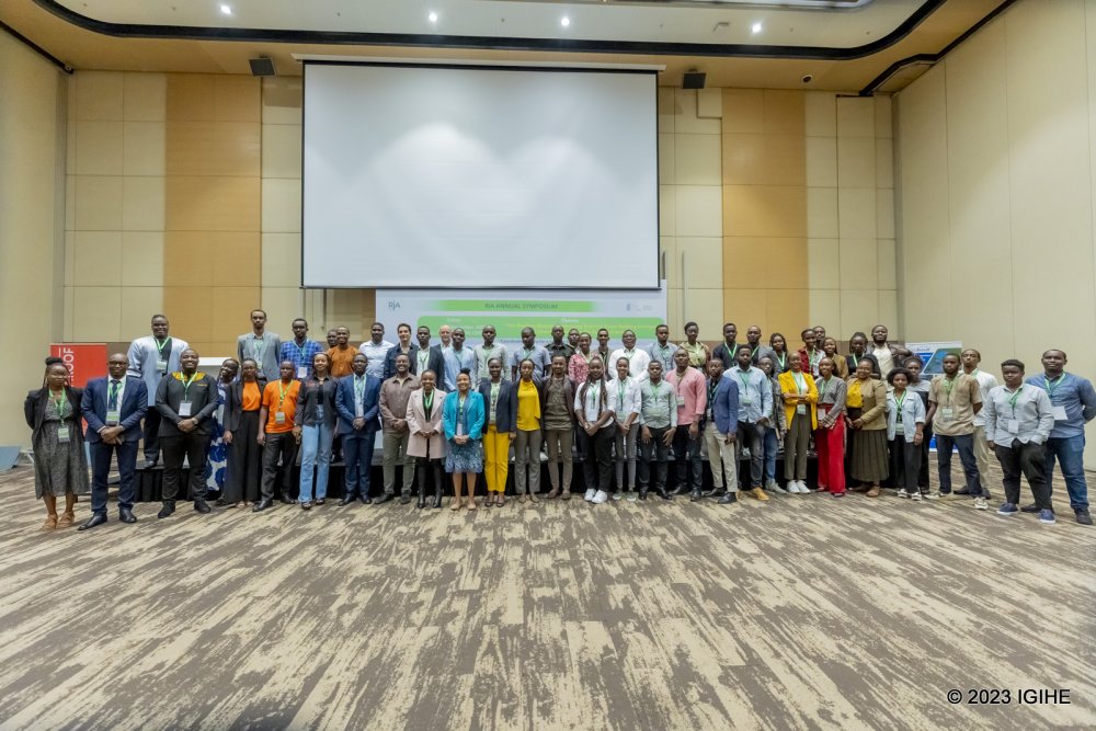 Participants of the symposium in a group photo. 