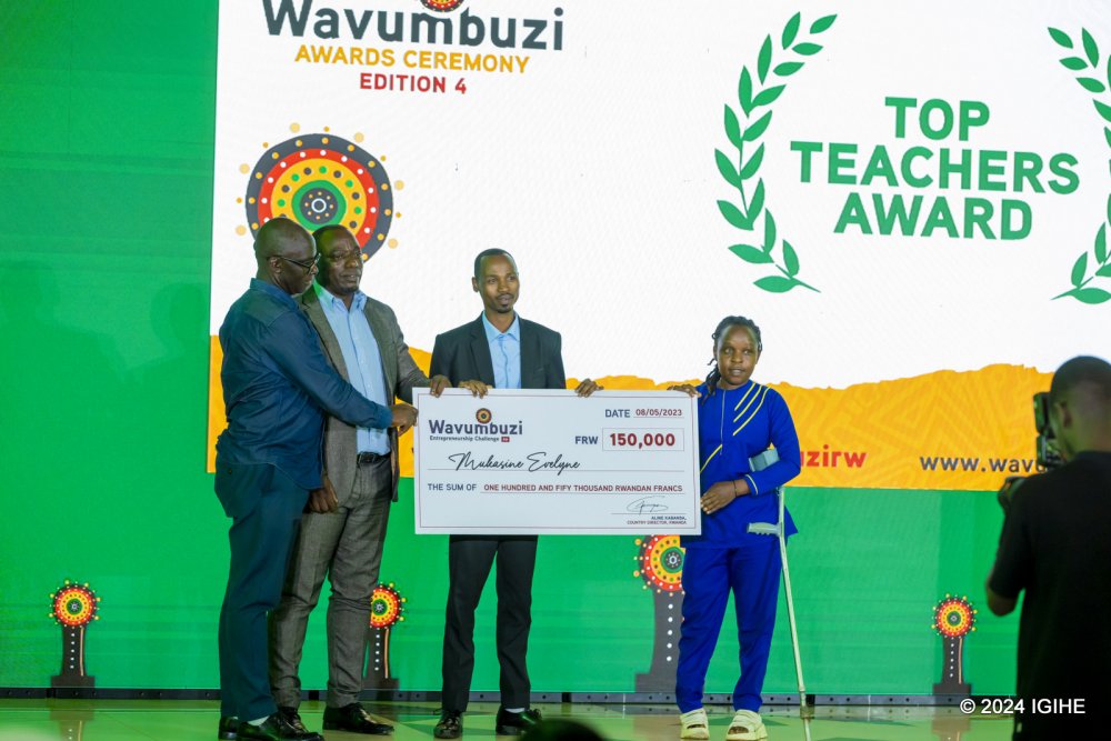 Teachers who supported the students were also given awards.