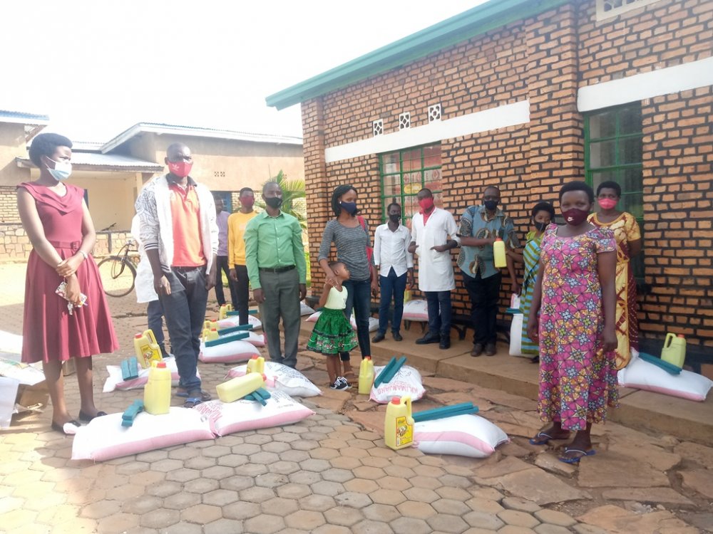The foodstuffs and sanitary items were donated yesterday by Private School Teachers' Association (Syneduc).  