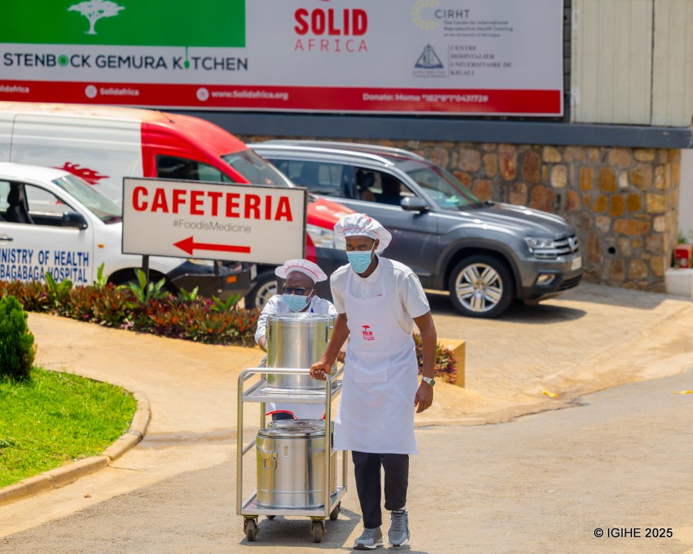 Solid'Africa distributes meals to patients across different hospitals.
