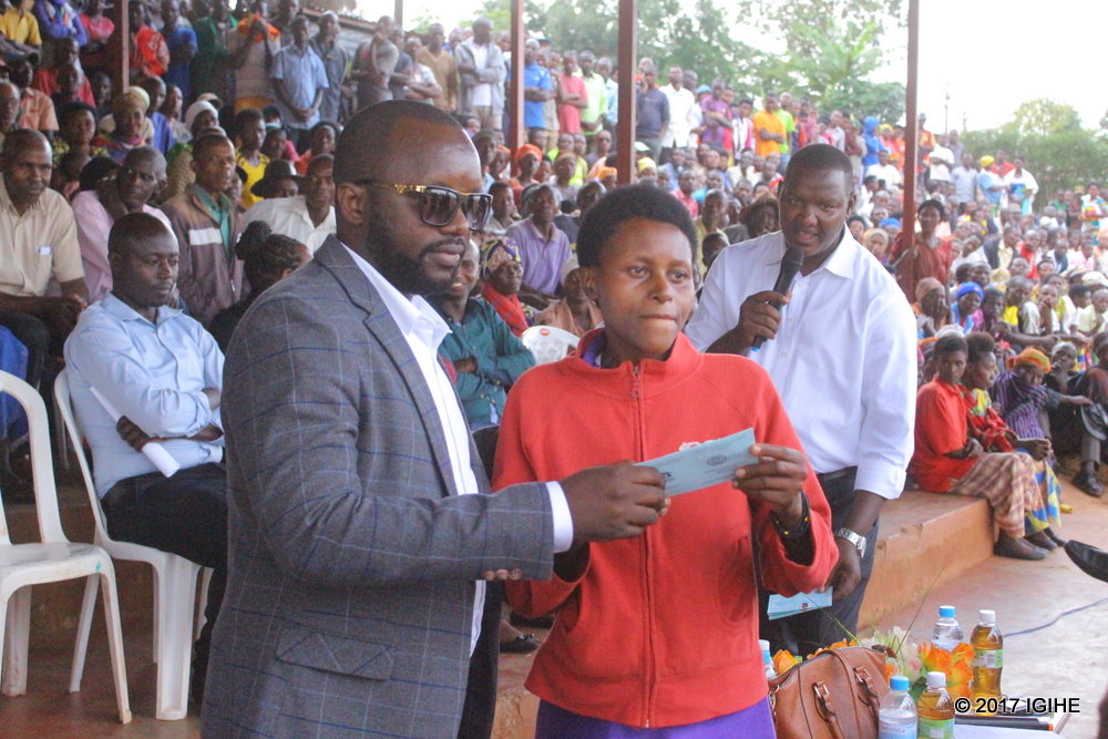 One of Rutungu beneficiaries receiving Mutuelle de santé membership card.